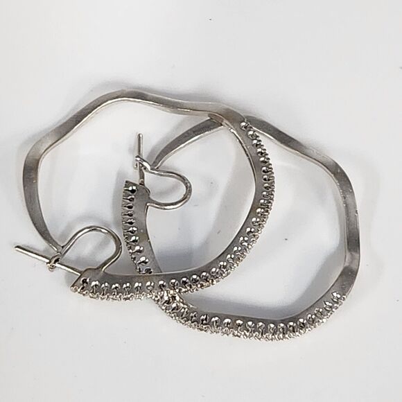 Elegant Wavy 18k White Gold Diamonds Hoop Earrings - Picture 10 of 10